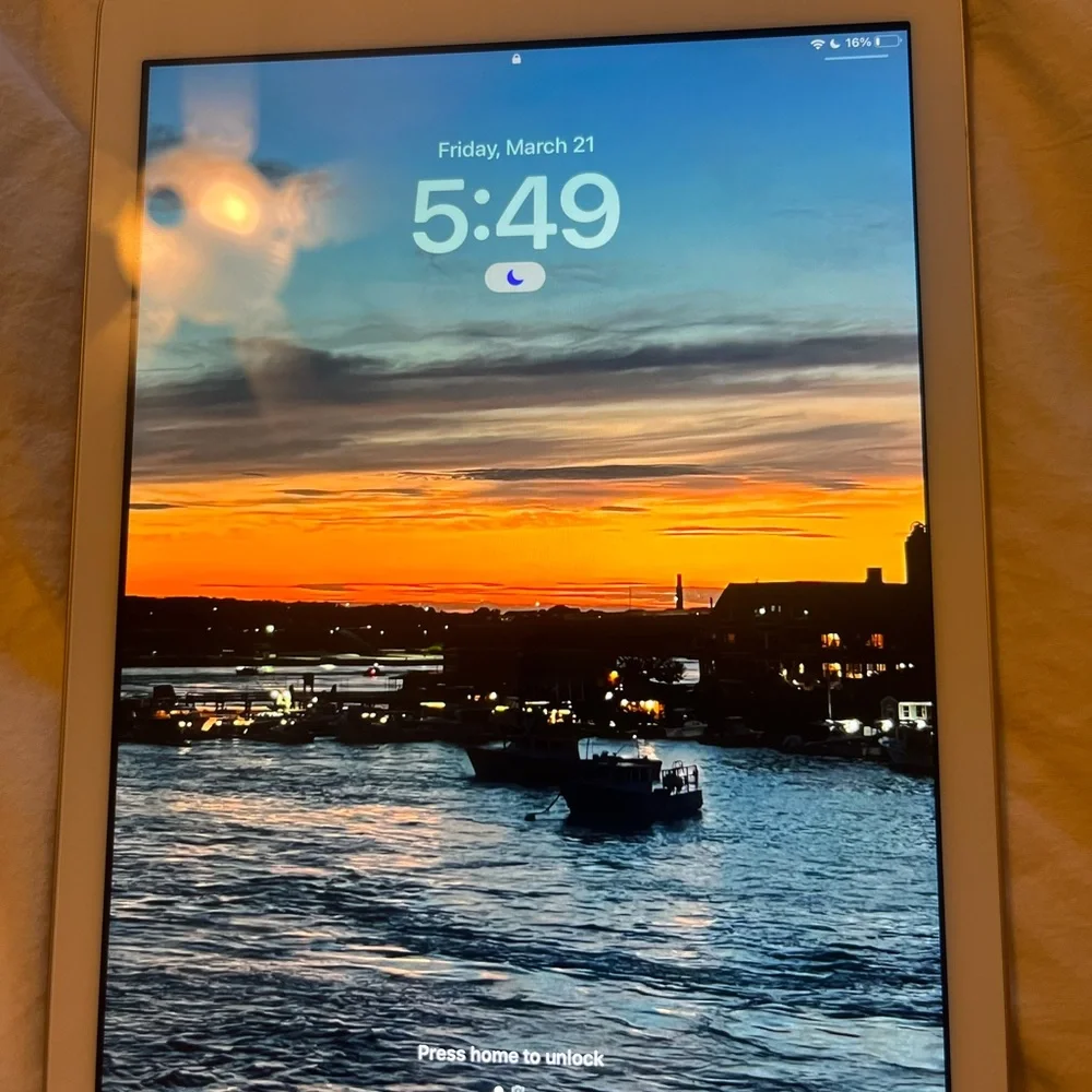 Apple White Tablet 5th Generation 32G